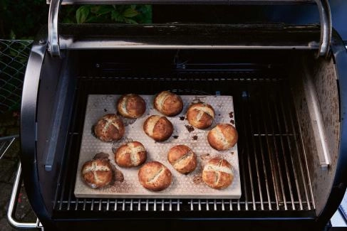 Sonnenblumen-Kernenbrötchen vom Grill